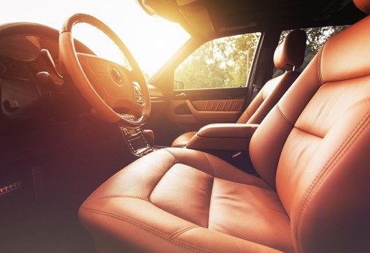 Wie du Ledersitze im Auto pflegst